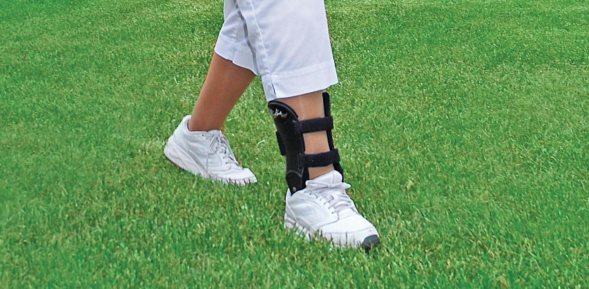 flatfootbrace Supportive shoes, arch support insoles, and an ankle brace used in non-surgical flatfoot treatment
